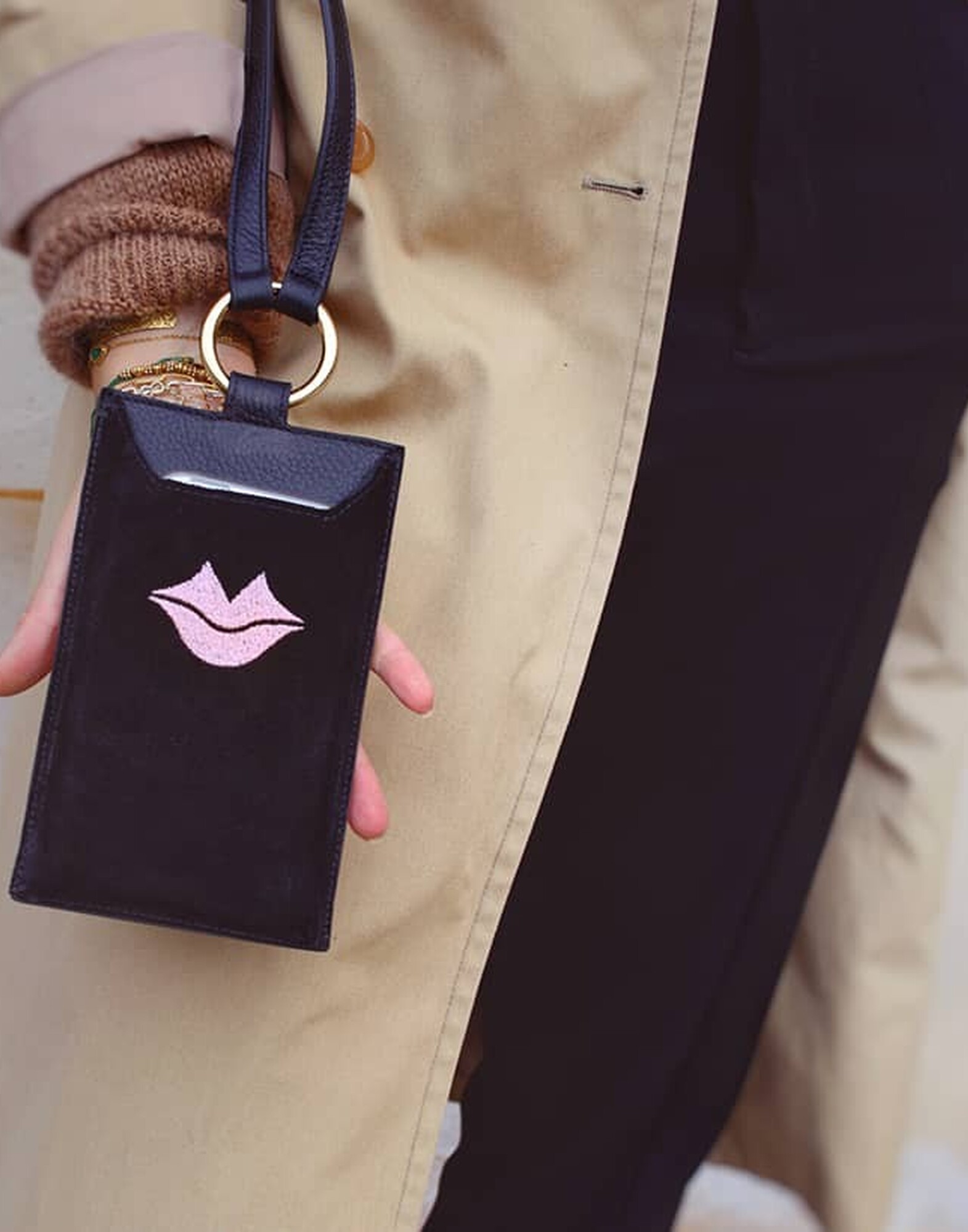 Pochette téléphone noir cuir, broderie bouche rose TÉLI |Gloria Balensi