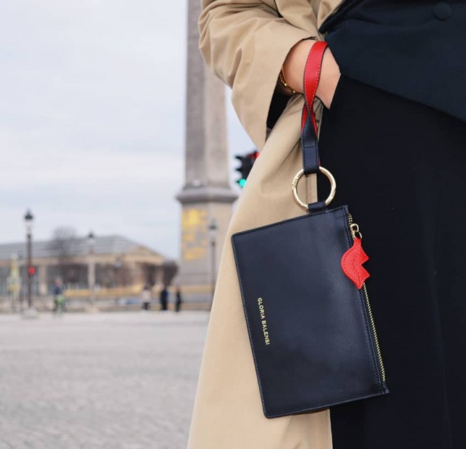 Pochette zippée en cuir noir ISADORA, bouche rouge, visuel d'ambiance | Gloria Balensi