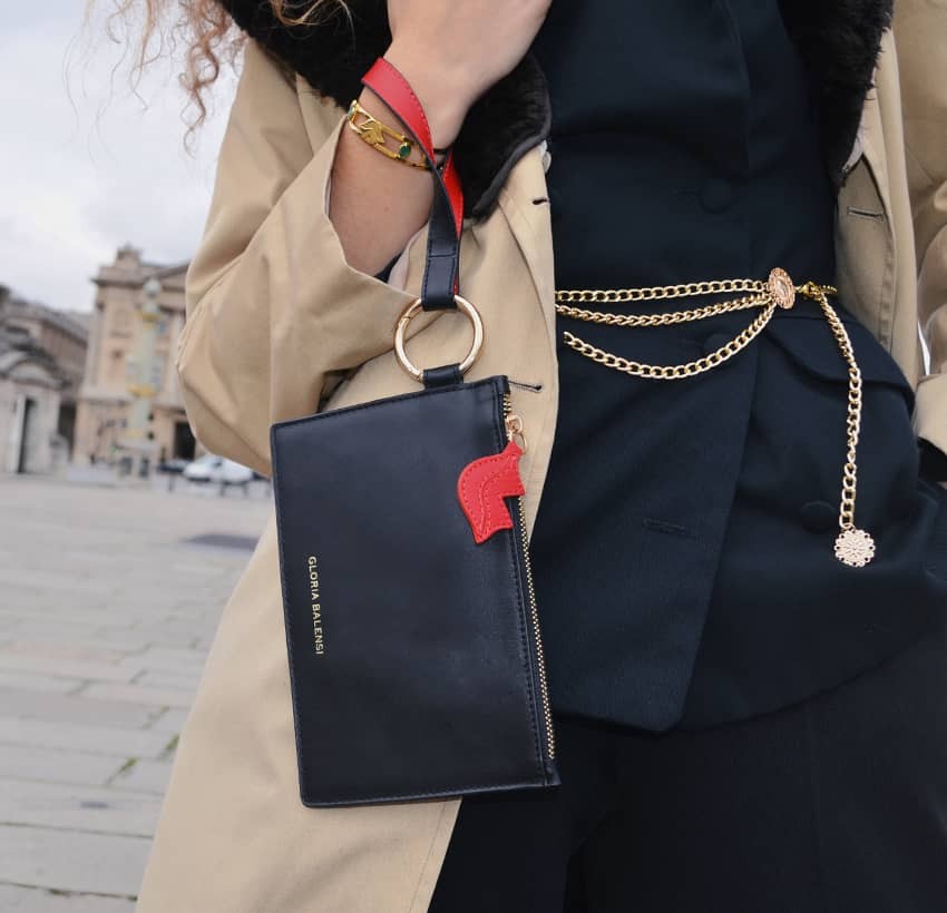 Pochette zippée en cuir noir ISADORA, bouche rouge, vue look 2 | Gloria Balensi