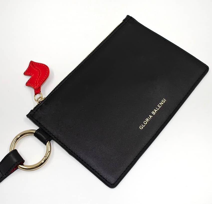 Pochette zippée en cuir noir ISADORA, bouche rouge, vue de haut | Gloria Balensi