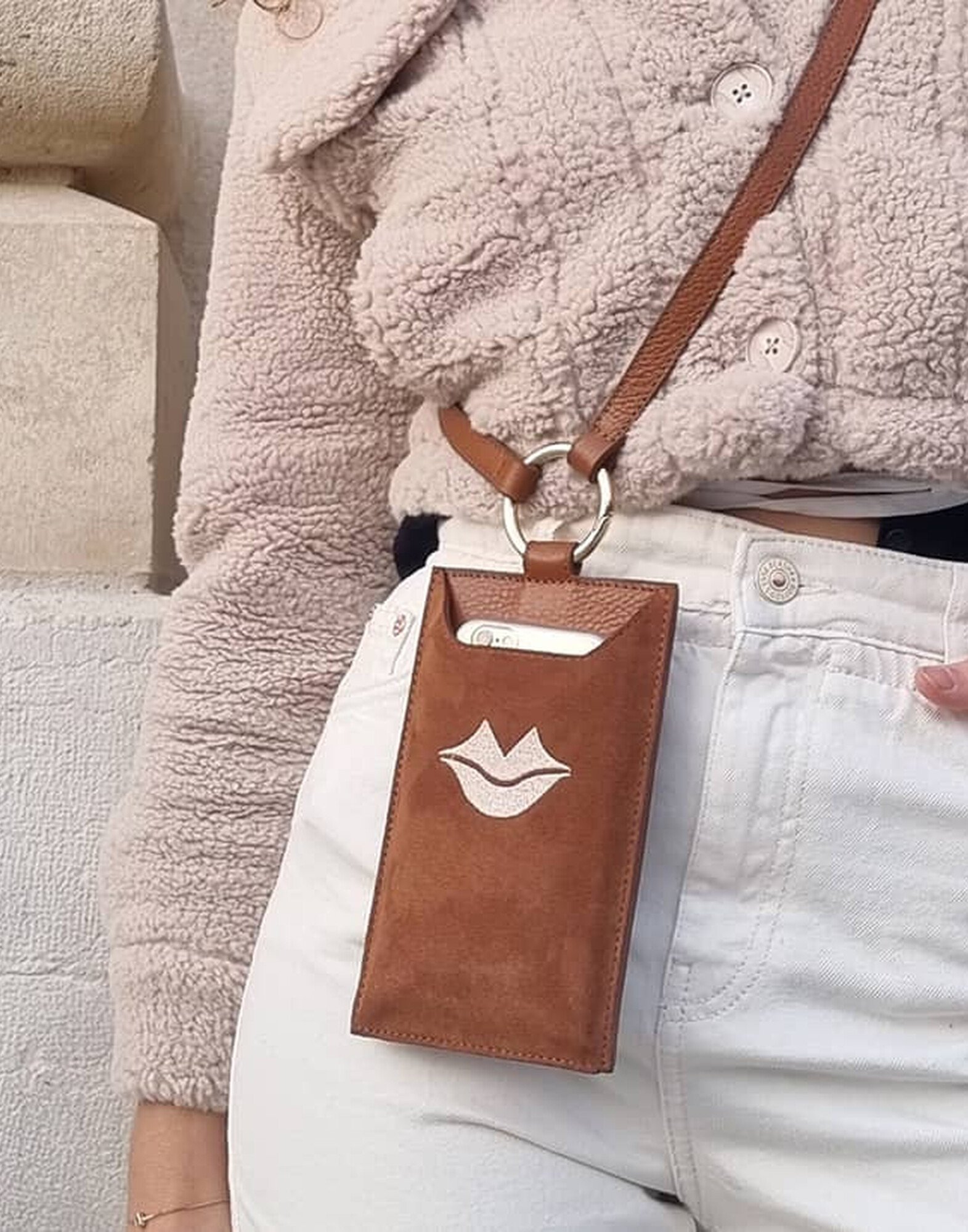 Pochette téléphone camel cuir, broderie bouche beige TÉLI |Gloria Balensi