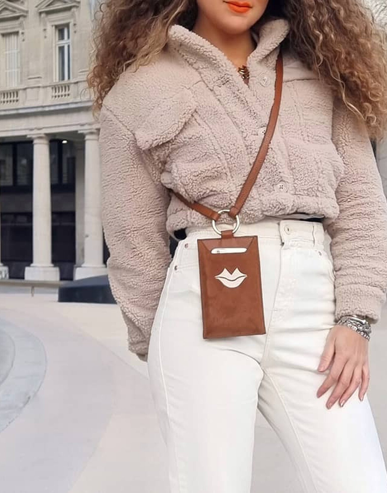 Pochette téléphone camel cuir, broderie bouche beige TÉLI |Gloria Balensi