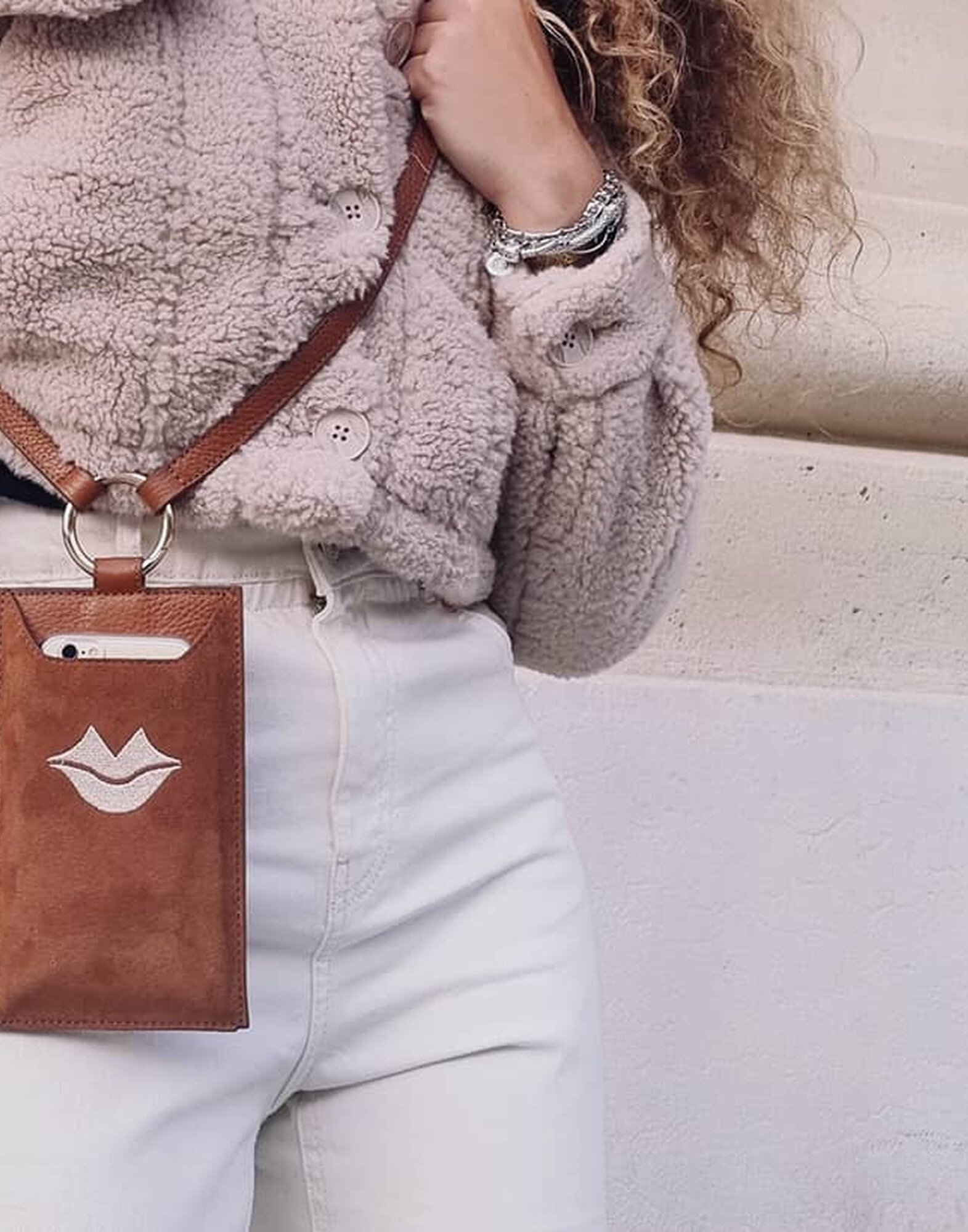 Pochette téléphone camel cuir, broderie bouche beige TÉLI |Gloria Balensi