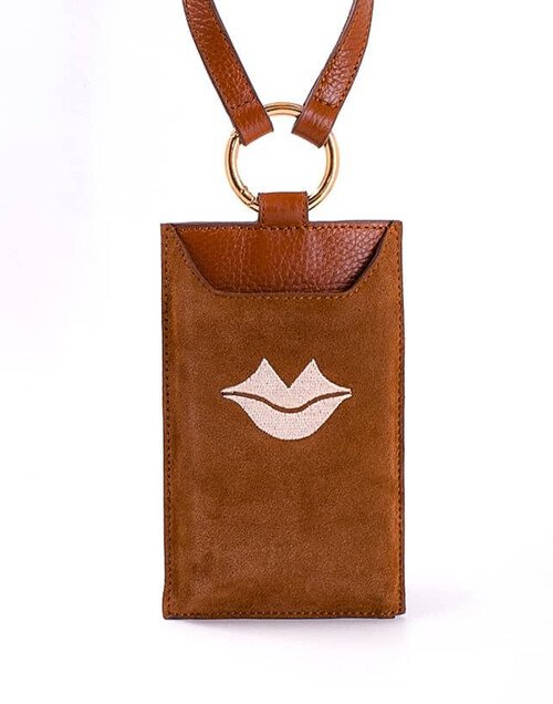 Pochette téléphone camel cuir, broderie bouche beige TÉLI |Gloria Balensi